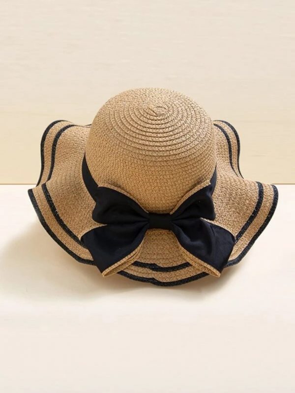 Chapéu de palha decorado com laço e pena
