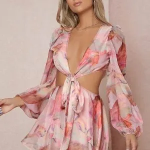 Vestido Curto Recortes Gola V