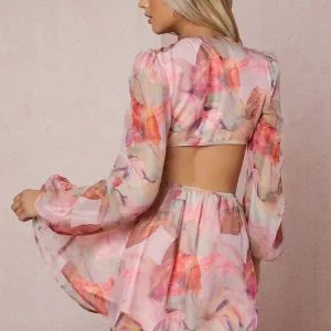 Vestido Curto Recortes Gola V