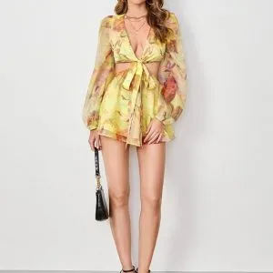 vestido-curto-recortes-gola-v-11