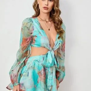 vestido-curto-recortes-gola-v-15