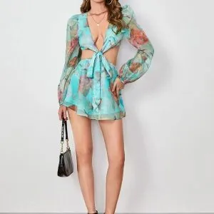vestido-curto-recortes-gola-v-17