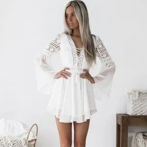 Vestido Curto Chiffon com Crochê